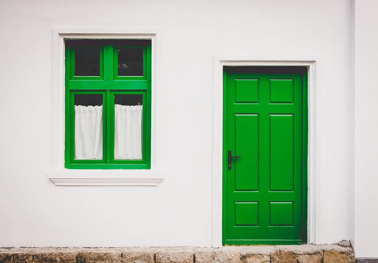 דלת כניסה ירוקה עם חלון