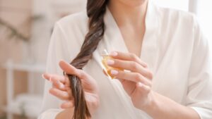 האם שמן רוזמרין לשיער מתאים לכל סוגי השיער? טיפים לשימוש נכון